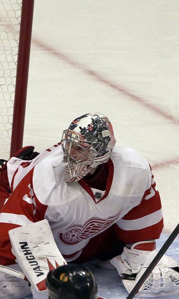 Hossa chips in as Blackhawks topple Red Wings